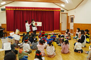 節分についての読み聞かせの様子