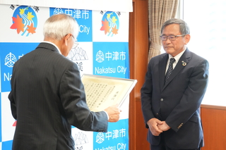 奥塚市長より感謝状贈呈 奥塚市長より感謝状贈呈