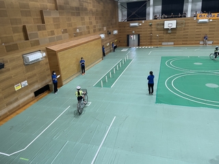 大会本番の様子(ジグザグ走行) 大会本番の様子(ジグザグ走行)