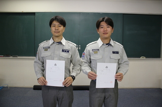 2名の救急救命士 2名の救急救命士