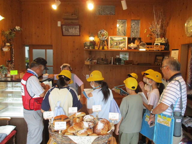 地域の方からのお話を聞くようす 地域の方からのお話を聞くようす