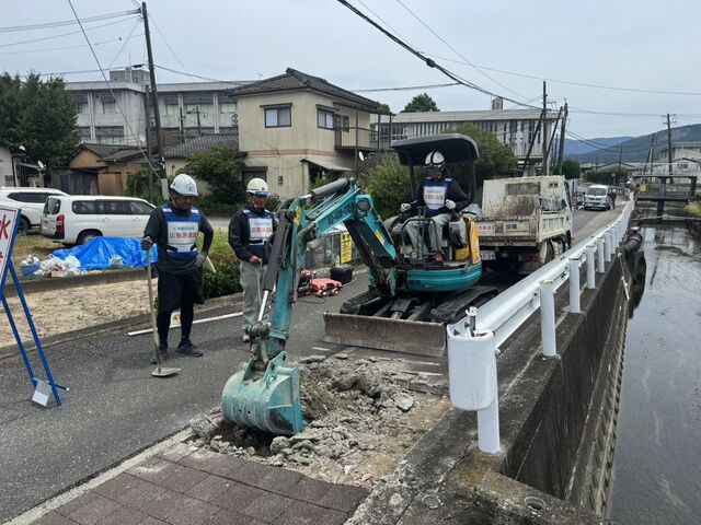破損した水道管を修理する様子 破損した水道管を修理する様子