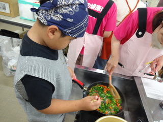 野菜を炒めるようす 野菜を炒めるようす