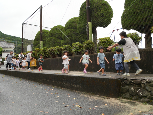 避難する八千代保育園の園児 避難する八千代保育園の園児