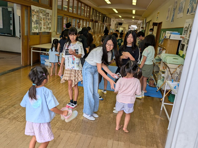 ペアの児童と手を繋いで校舎2階へ避難するようす ペアの児童と手を繋いで校舎2階へ避難するようす