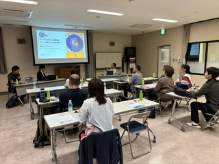 高畑取締役による講和の様子 高畑取締役による講和の様子