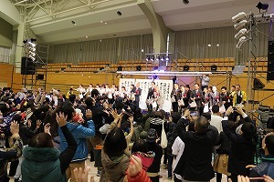 餅まきの様子