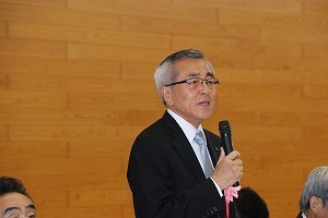 あいさつをする奥塚市長