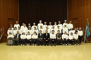 大分県障がい者スポーツ大会中津市選手団と奥塚市長の集合写真