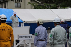 挨拶をする奥塚市長