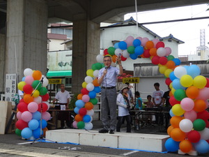 開会式で挨拶をする市長