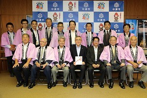 中津ライオンズクラブの皆さんとの集合写真