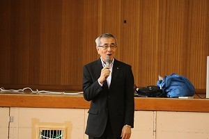 あいさつをする奥塚市長