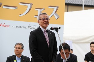 あいさつをする奥塚市長