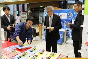 各作品について説明を受ける奥塚市長