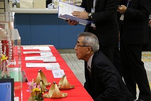 作品を観察する奥塚市長