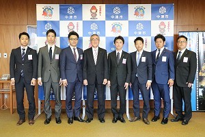 中津青年会議所2017年度就任予定の役員のみなさんとの集合写真