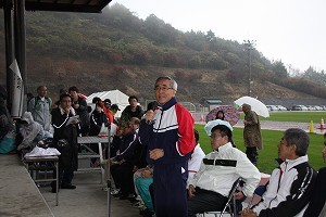 あいさつをする奥塚市長