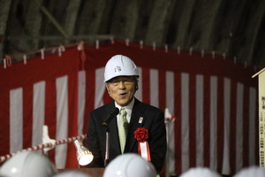 あいさつする奥塚市長