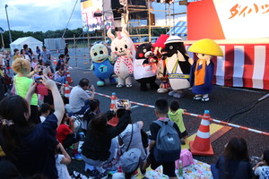 サプライズゲストのくまモンと県内のゆるキャラ共演