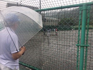雨の中で行われていた軟式野球競技 雨の中で行われていた軟式野球競技