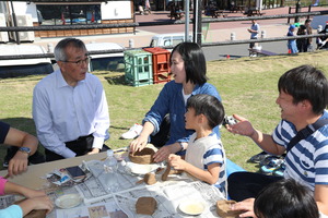 参加者と交流する奥塚市長