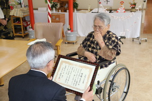 お祝いの言葉を伝える奥塚市長