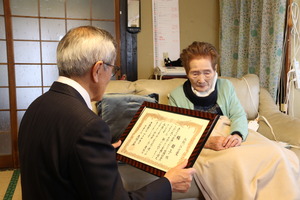 お祝いの言葉を伝える奥塚市長