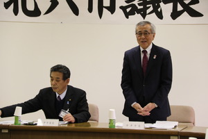 あいさつする奥塚市長