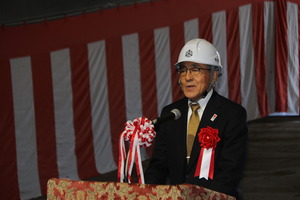 あいさつする奥塚市長