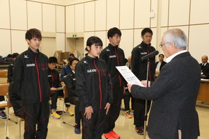 努力賞伝達を受ける大塚選手ら