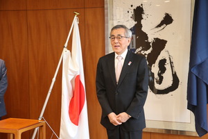 あいさつする奥塚市長