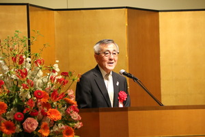 あいさつする奥塚市長