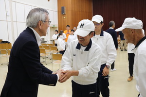 選手を激励する奥塚市長