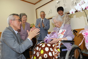 みなさんで小池さんをお祝いしました