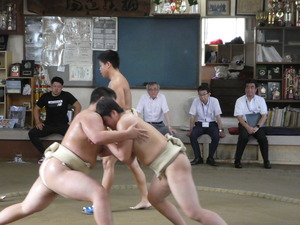 練習を見学する奥塚市長