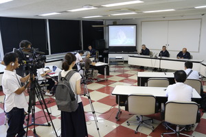記者会見の様子