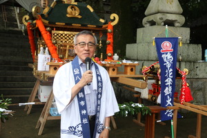 祭典であいさつする奥塚市長