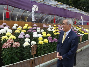 様々な作品を見学する奥塚市長