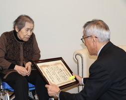 お祝いの言葉を伝える奥塚市長