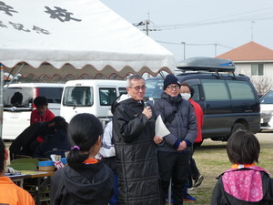 あいさつする奥塚市長