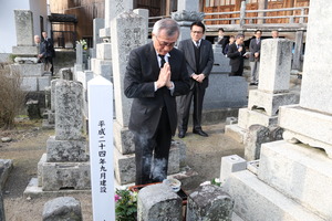 福澤諭吉先生のお墓に参る奥塚市長