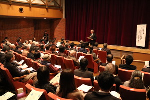 講演会前にあいさつする奥塚市長