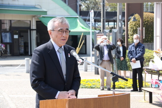 あいさつする奥塚市長