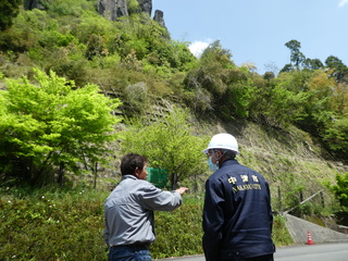 近隣住民と話す奥塚市長