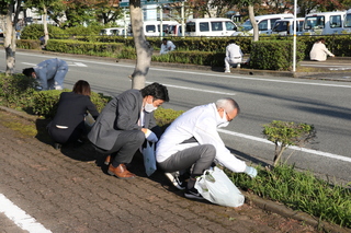 庁舎周辺美化運動の様子