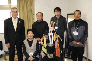 北原人形芝居保存会のみなさんと奥塚市長（写真左）