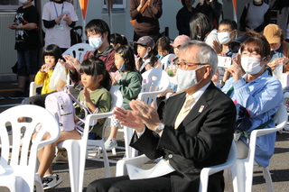 ゴットタレントコンテストを観覧する奥塚市長