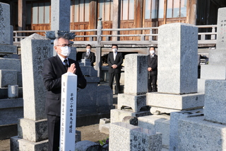 法要に参加する奥塚市長