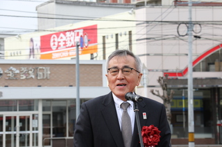 あいさつする奥塚市長